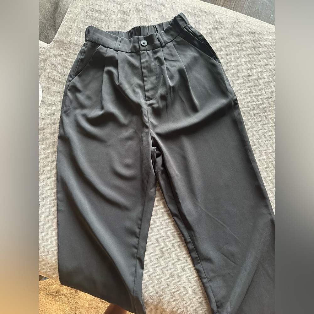 Black trousers with pockets